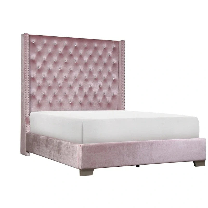 Cama tapizada de terciopelo rosa con cabecero capitoné