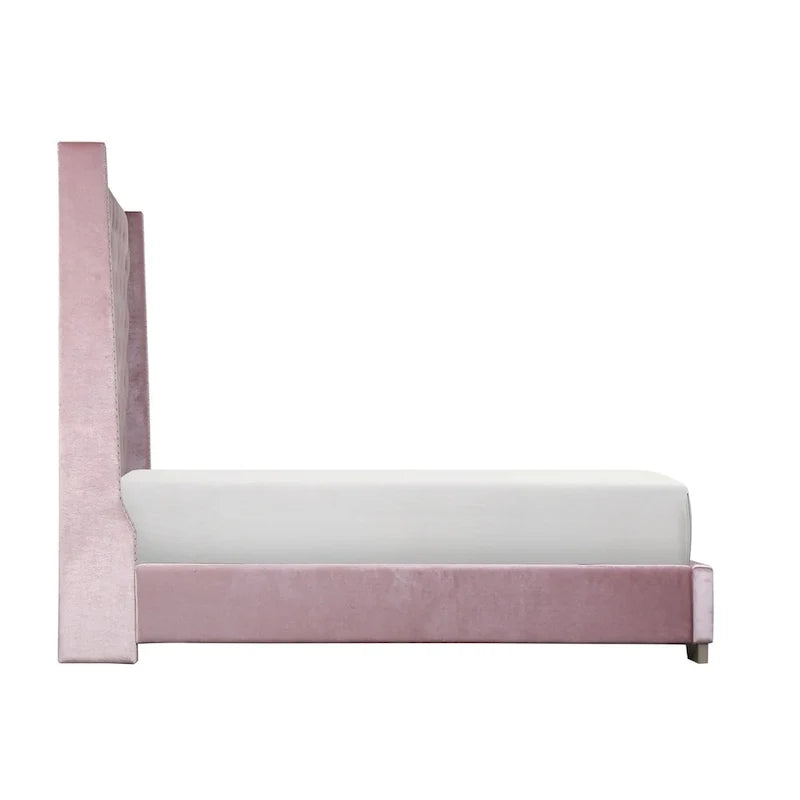 Cama tapizada de terciopelo rosa con cabecero capitoné