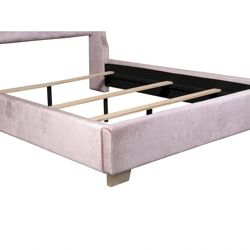 Cama tapizada de terciopelo rosa con cabecero capitoné