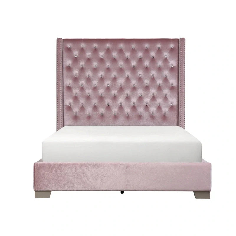 Cama tapizada de terciopelo rosa con cabecero capitoné