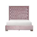 Cama tapizada de terciopelo rosa con cabecero capitoné