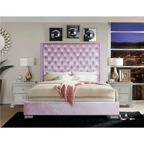 Cama tapizada de terciopelo rosa con cabecero capitoné