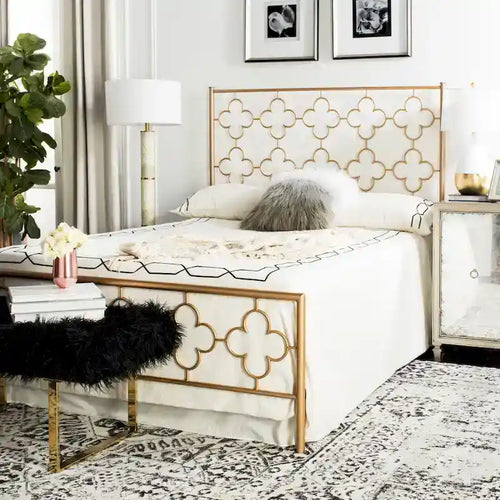 Cama de metal con diseño de celosía